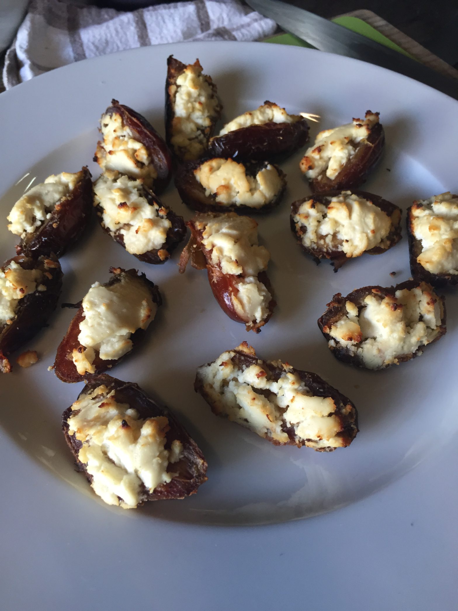 Dadels met geitenkaas en honing
