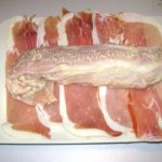 wikkel het varkenshaasje in rauwe ham voor de bbq