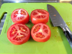Gegerilde Tomaten, Halveer de tomaten horizontaal