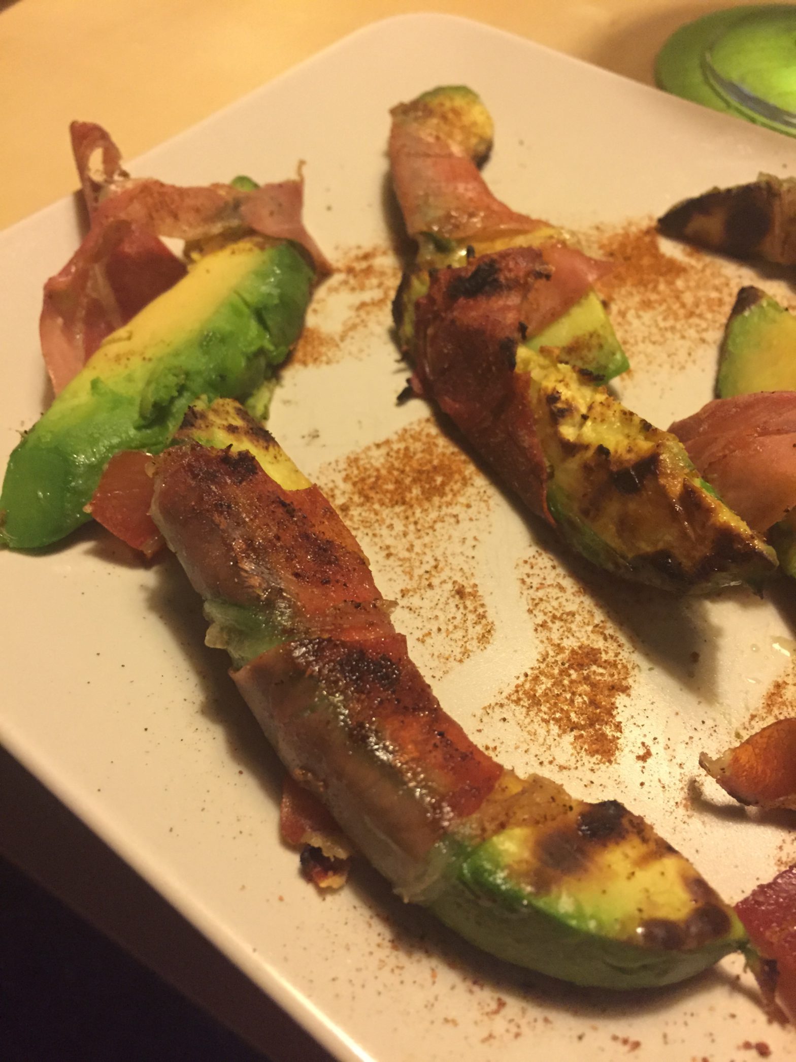 Avocado met rauwe ham