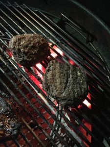 Grill het vlees direct boven de kolen op hoge temperatuur