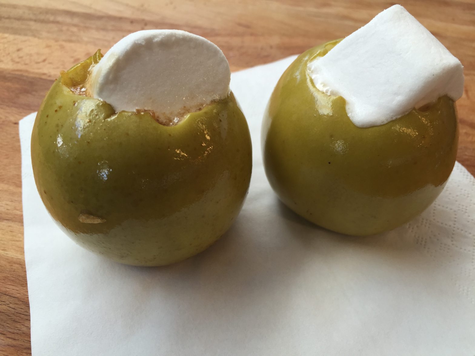 Gekaramelliseerde appels met marshmallow