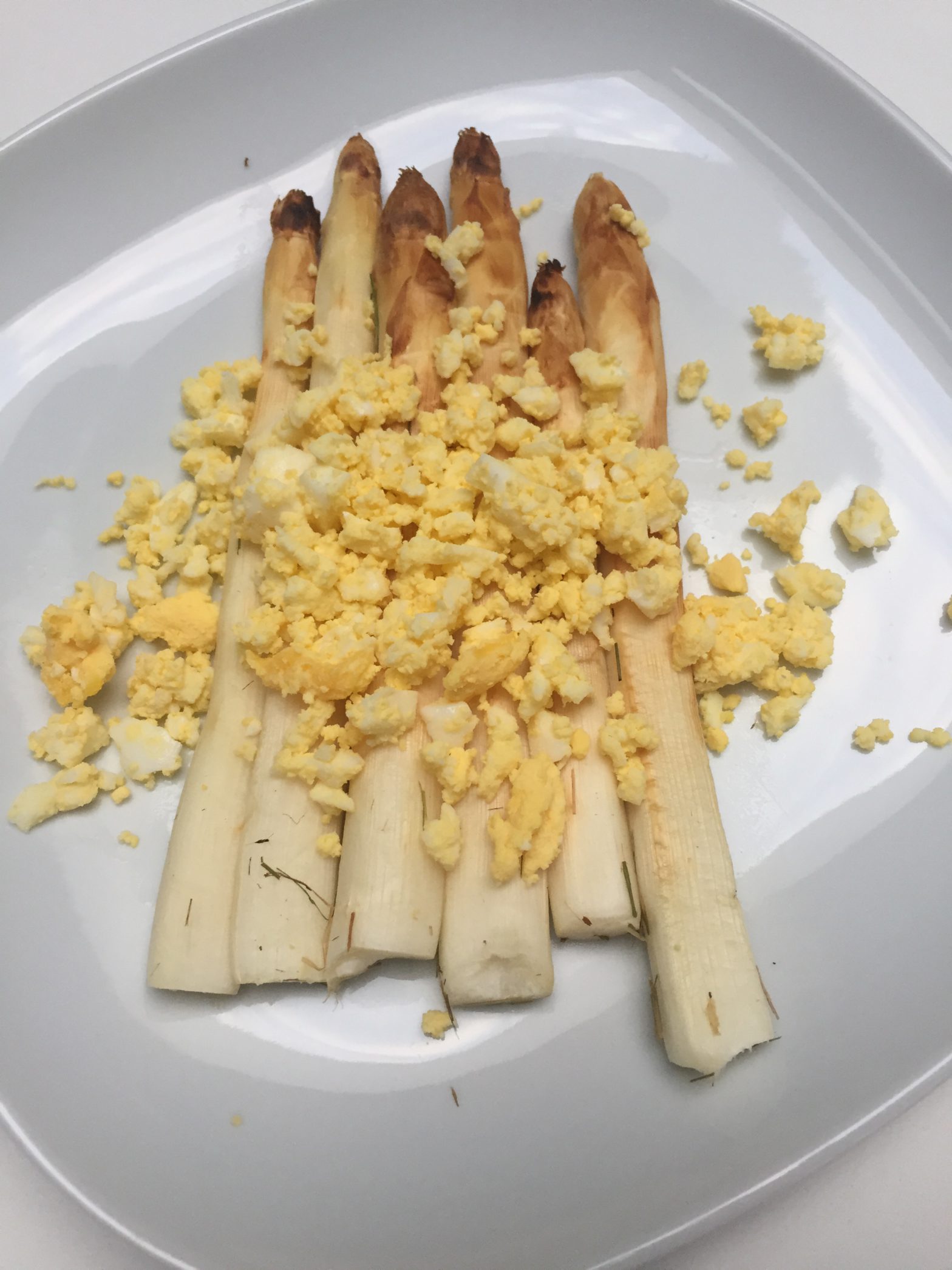 Asperges gerookt op hooi