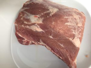 trim de pulled pork van het overtollig vet