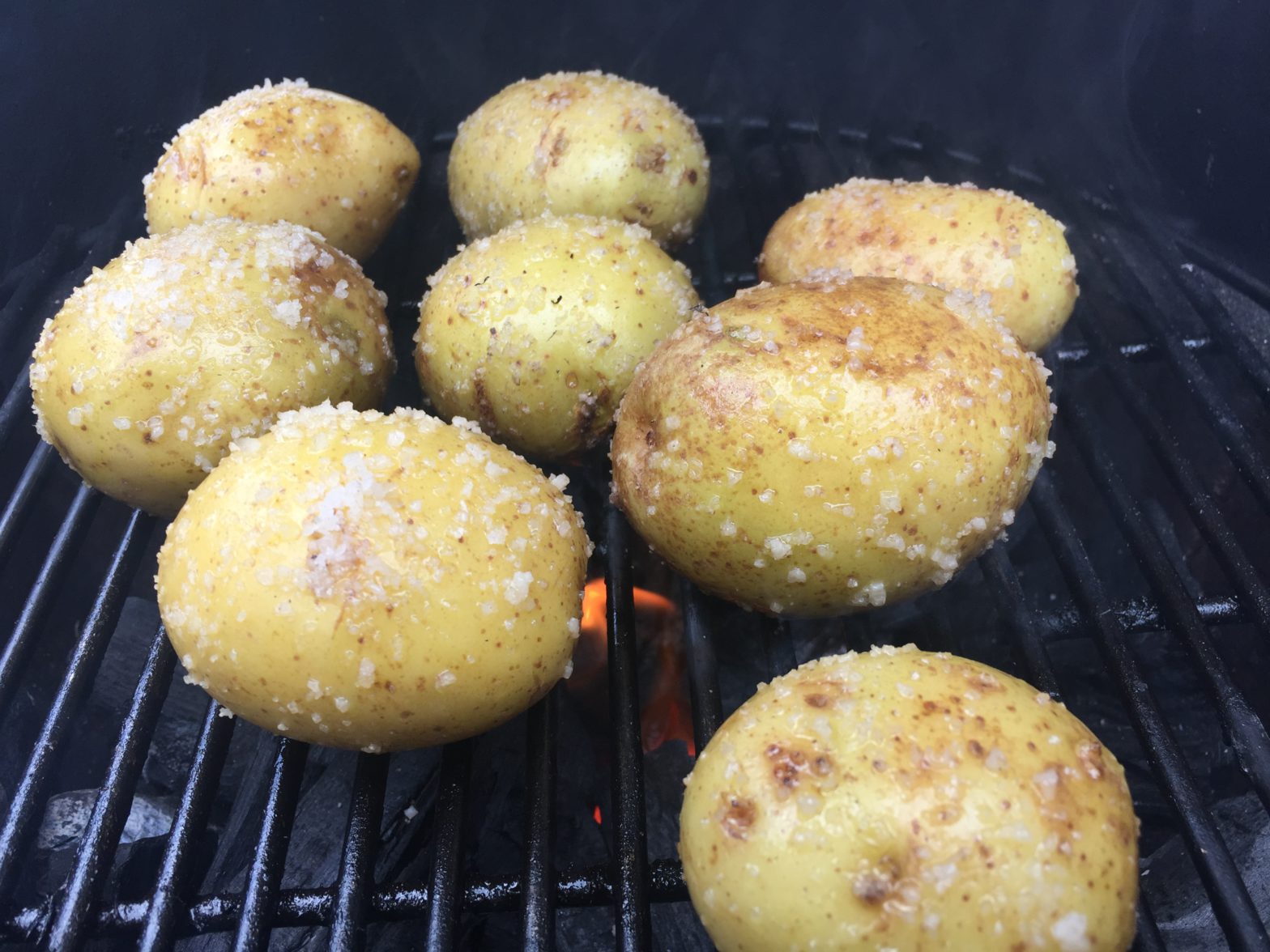 Aardappelen in een zoutkorst op de Yakiniku