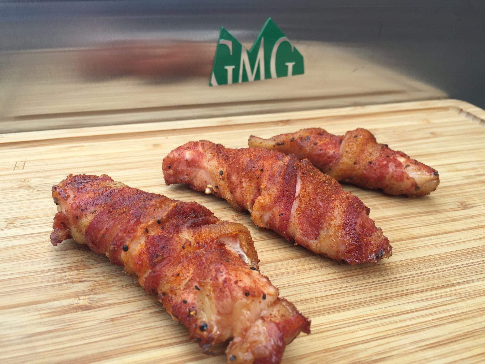 Bacon Wrapped Pig Wings à la Ray Lampe op de Green Mountain Pellet BBQ