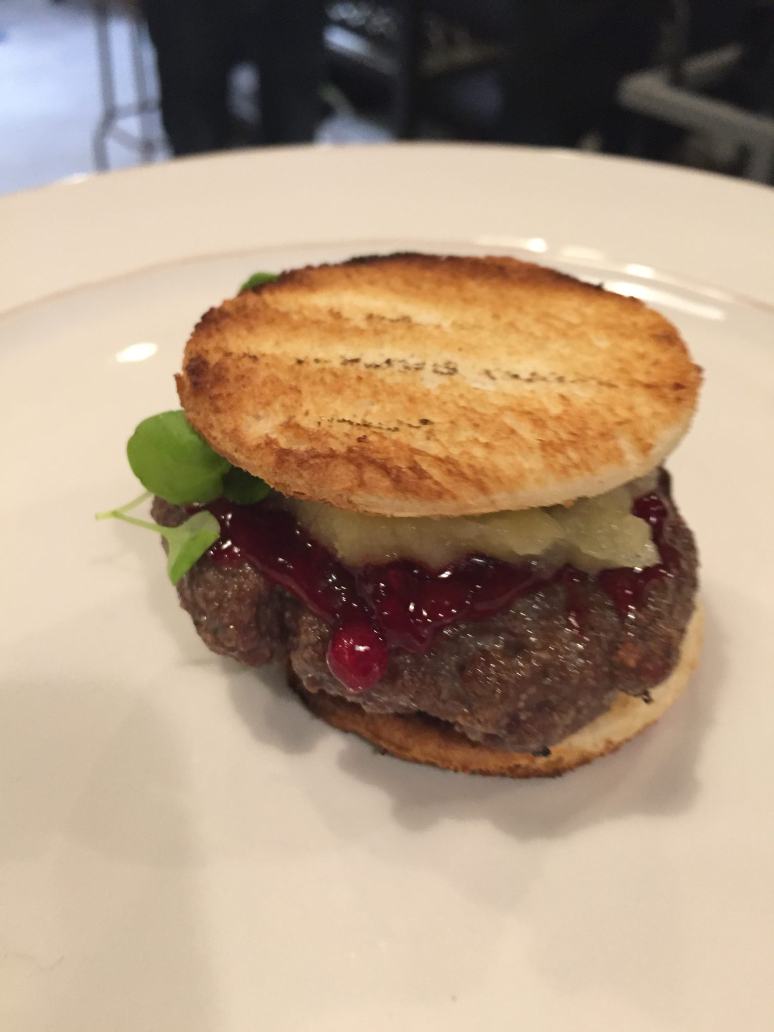 Hertenburger met Appelcompote en Veenbessen