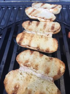 gegrilde hot dog broodjes met grillmarks