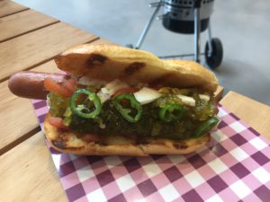 chicago style hot dog met pickle relish, mosterd en zoete ajuin