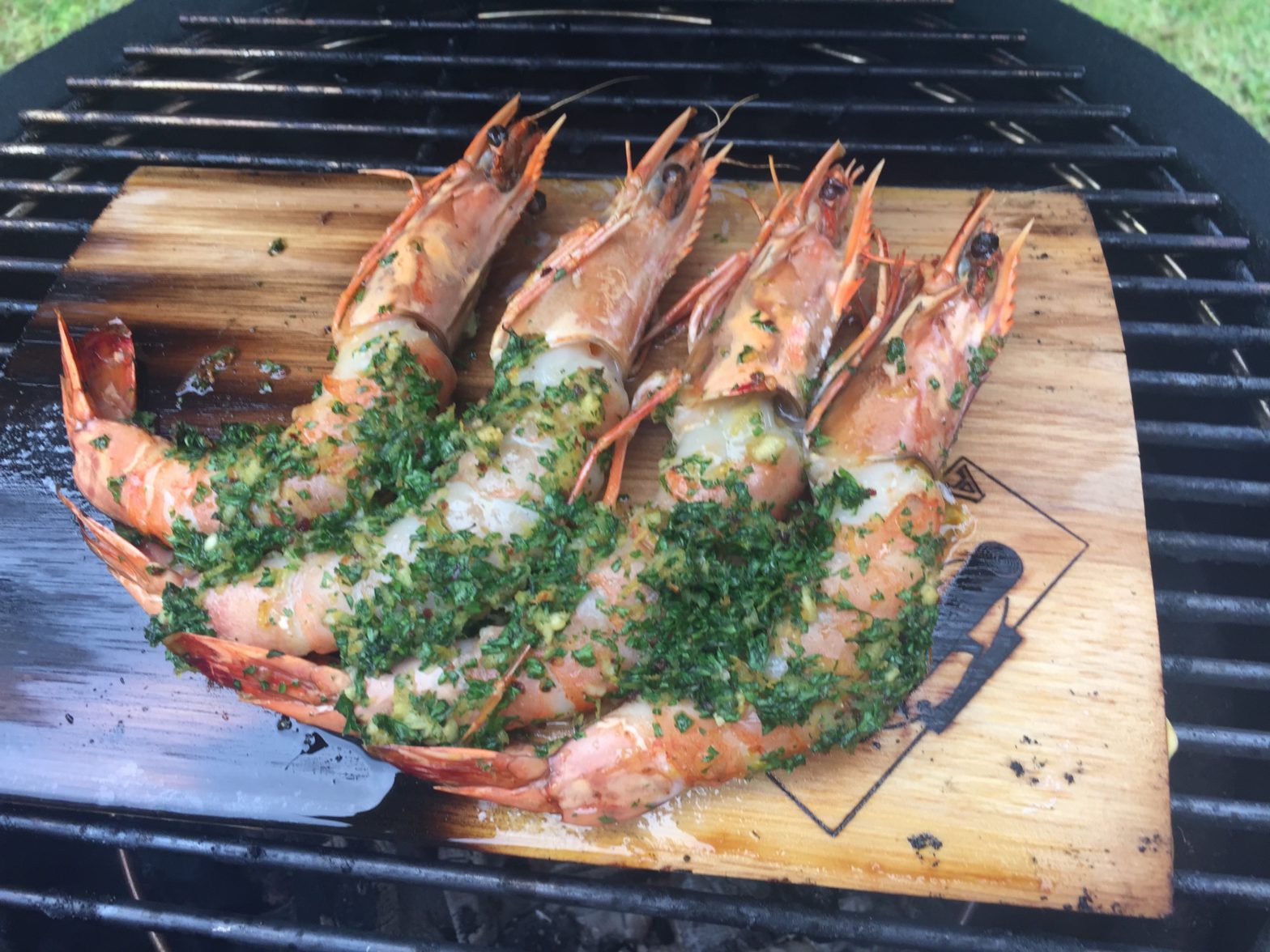 Reuze Garnalen op Cederhout op de Yakiniku