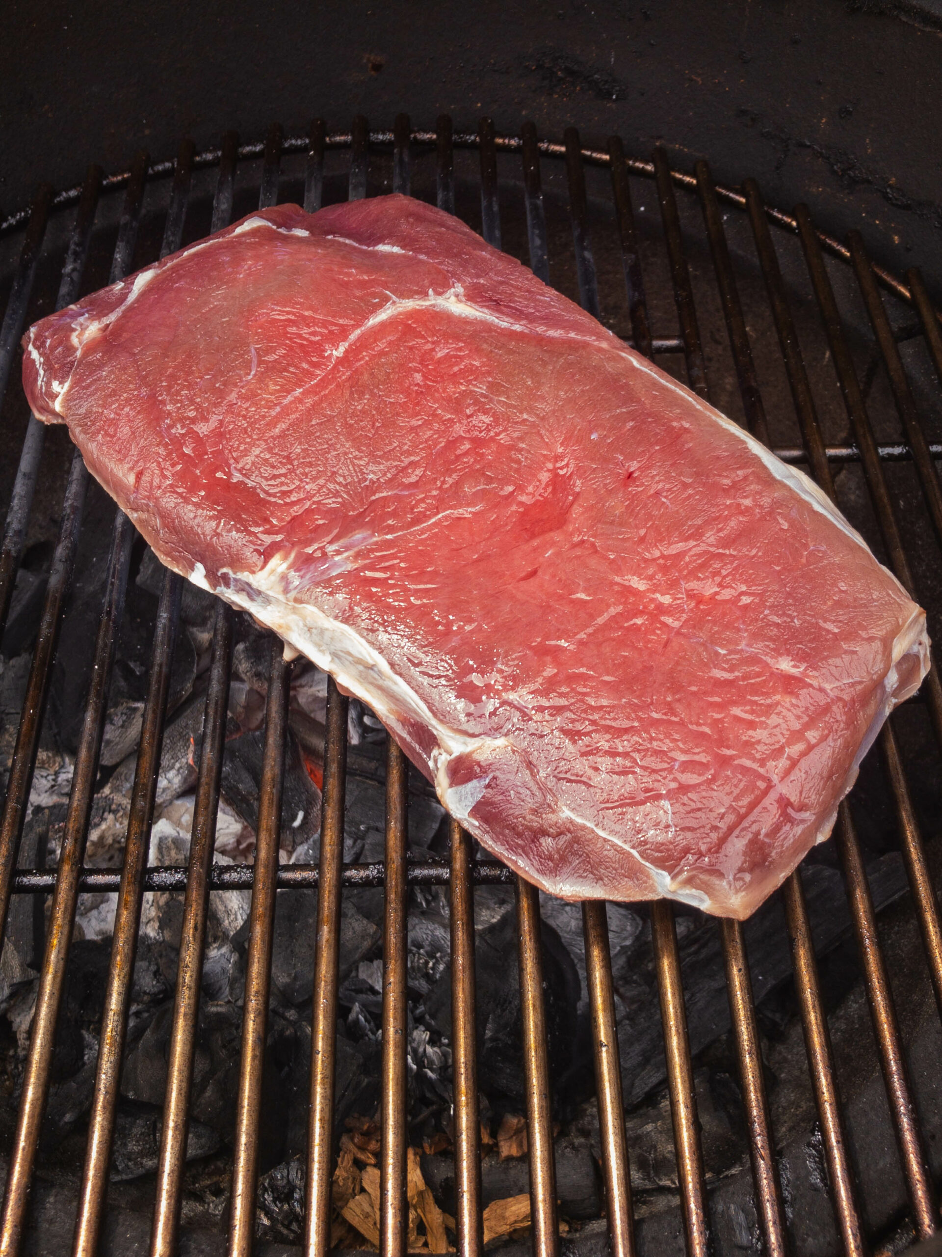 leg de steak direct boven de kolen