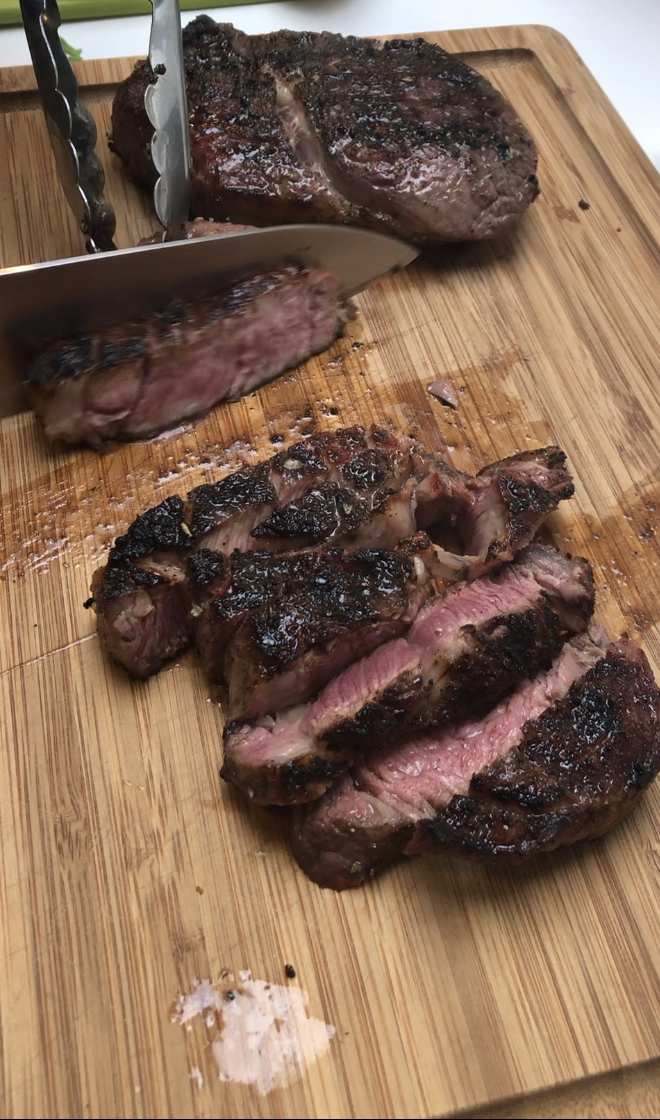 snij de steak in gewenste dikte