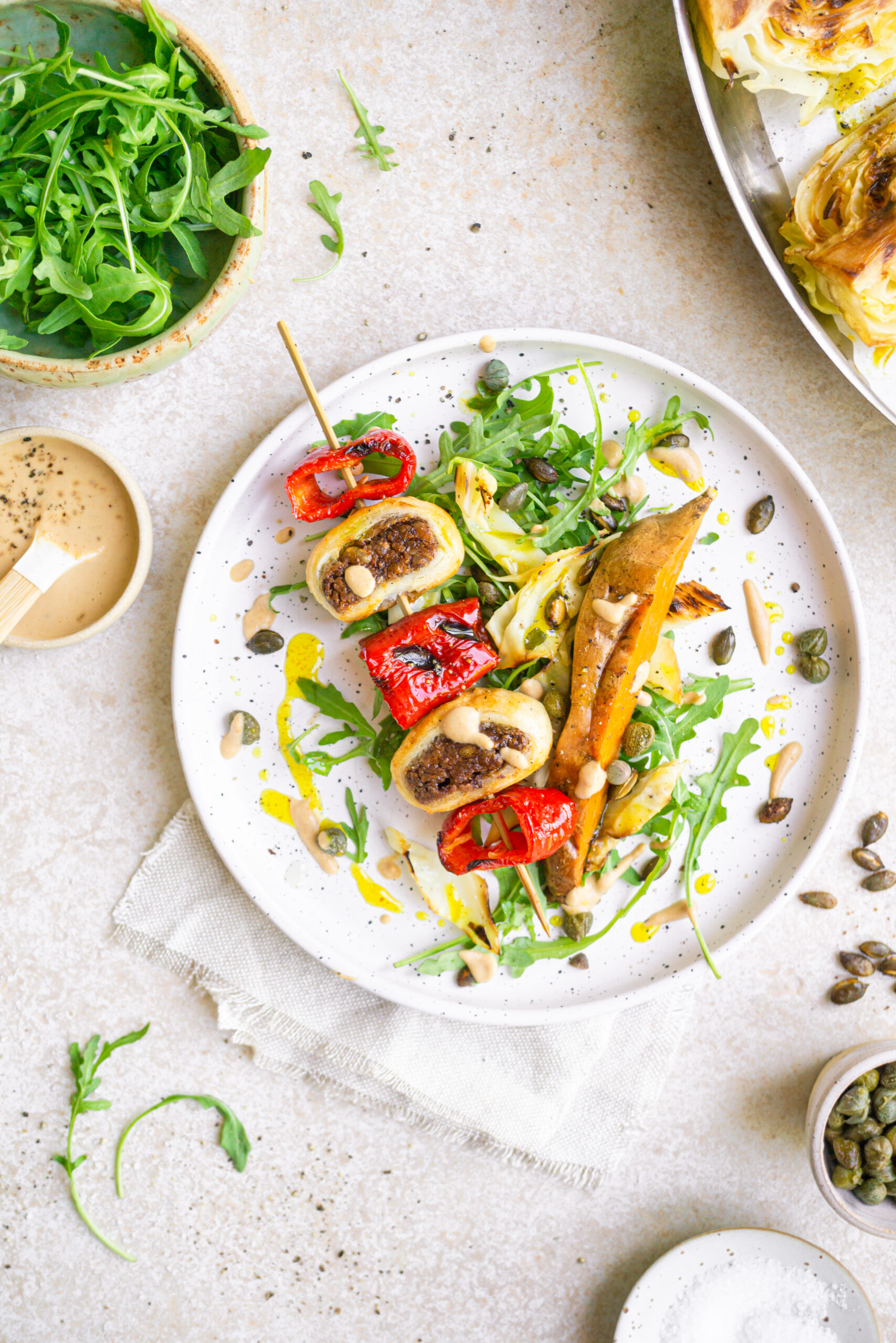 Saté van paprika & vegan worstenbroodjes – Gouden Groentesate
