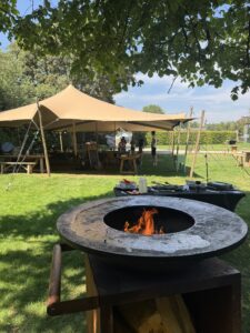 bbq voor een grote groep mensen die teambuilding doen