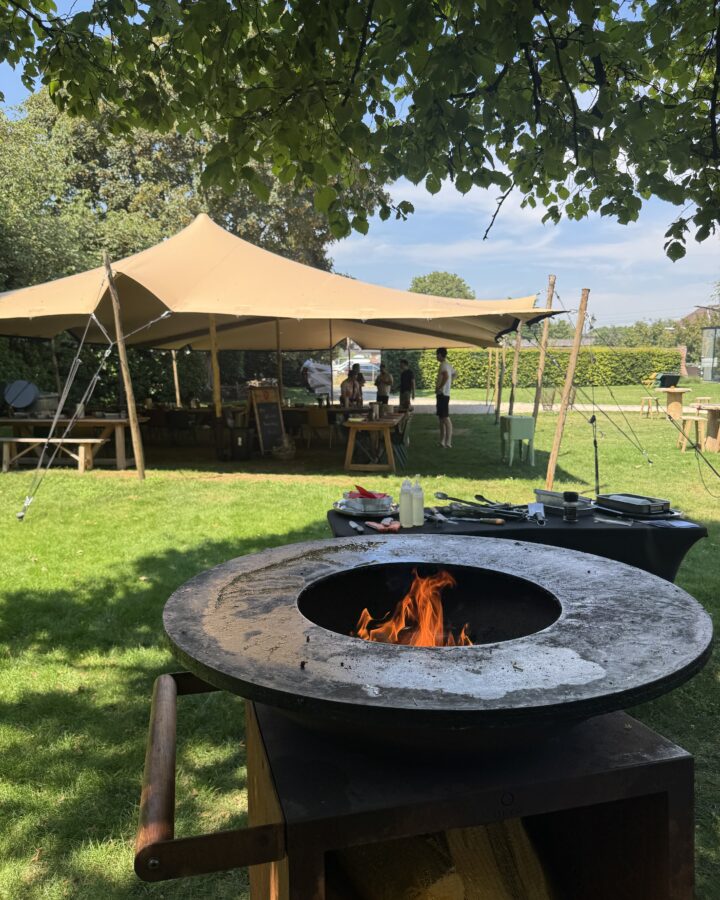 bbq voor een grote groep mensen die teambuilding doen