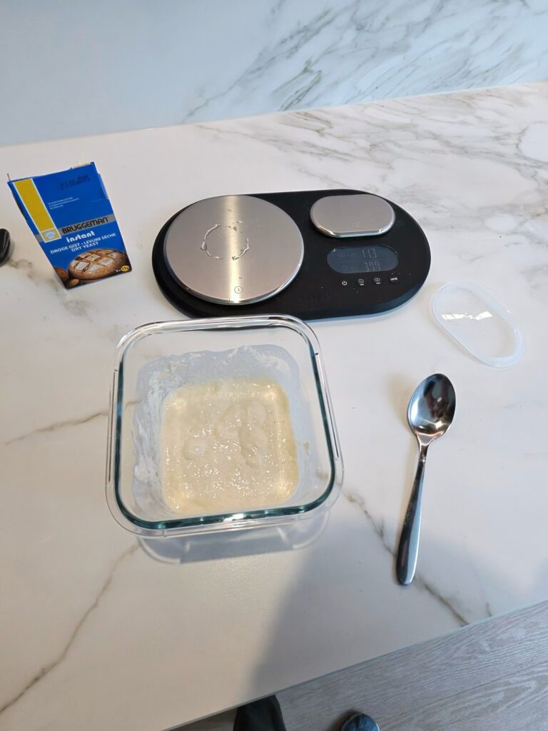 gemengd 200g deeg, 200g  water en 0,5g gist.