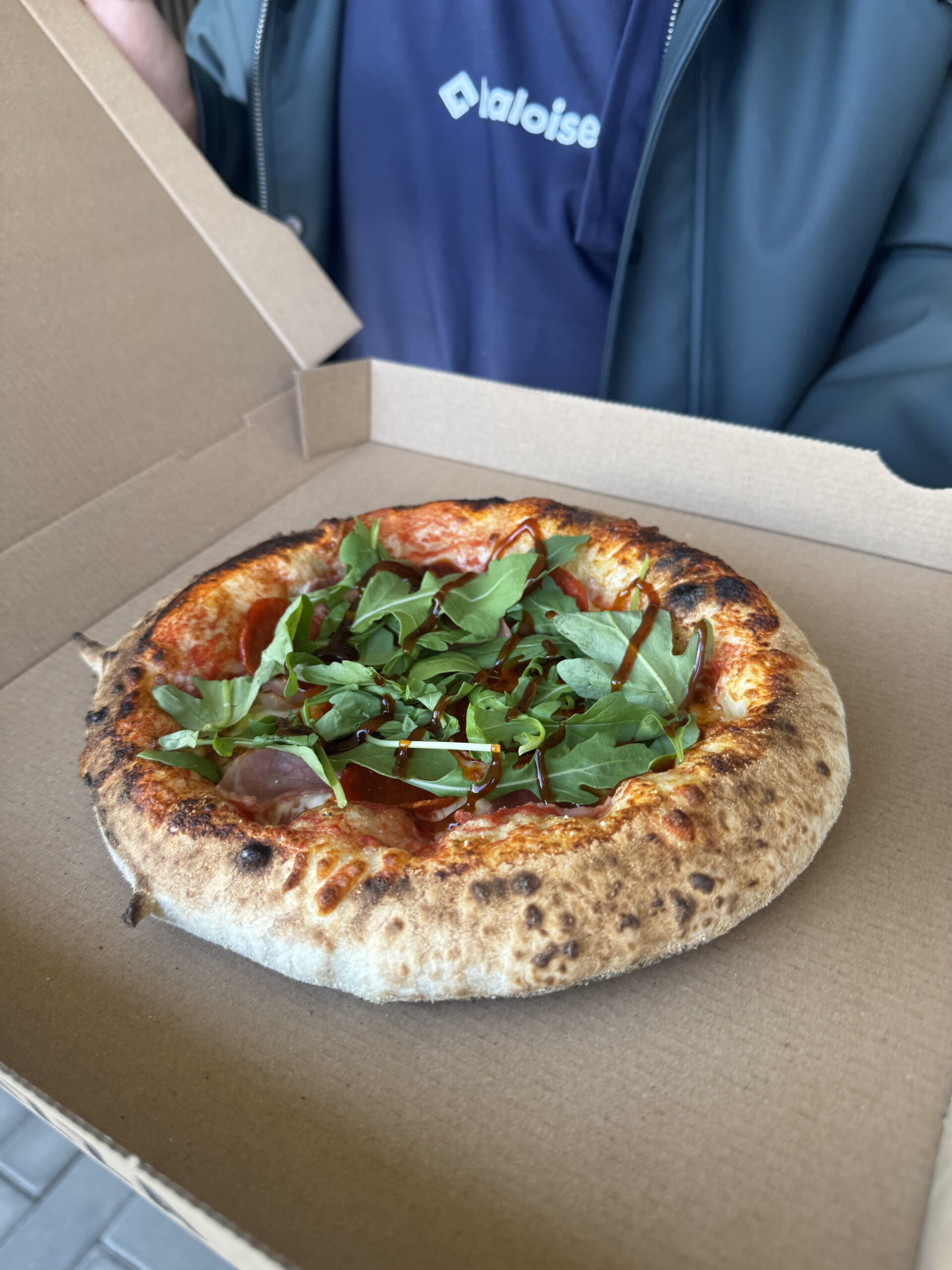 gebakken Napolitaanse pizza in een pizza doos